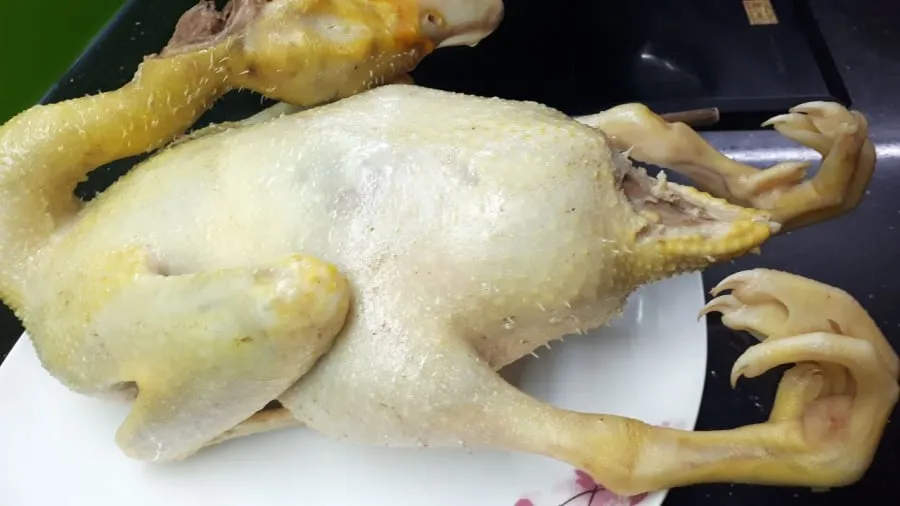 Bạn dùng đũa xiên nhẹ vào thân ngan, thấy xiên mềm là ngan đã chín