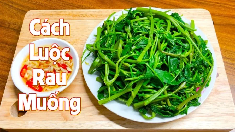 Đĩa rau muống luộc xanh giòn ngon