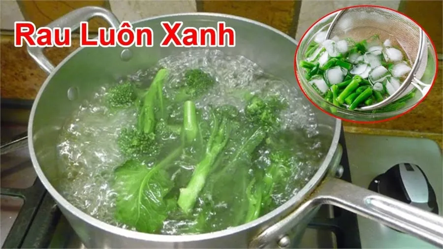 Chần rau trước khi thả vào chảo xào