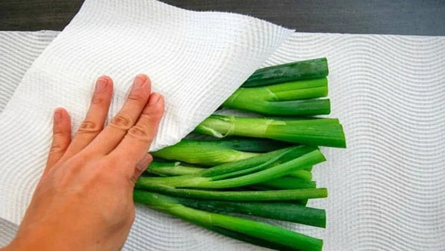 Bọc hành lá bằng khăn giấy hoặc giấy báo giúp hành lá tươi lâu hơn