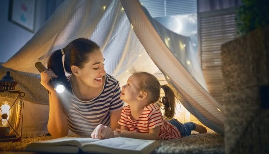 Cha mẹ hãy nói chuyện, đọc sách cùng con trước khi đi ngủ. (Ảnh minh họa)