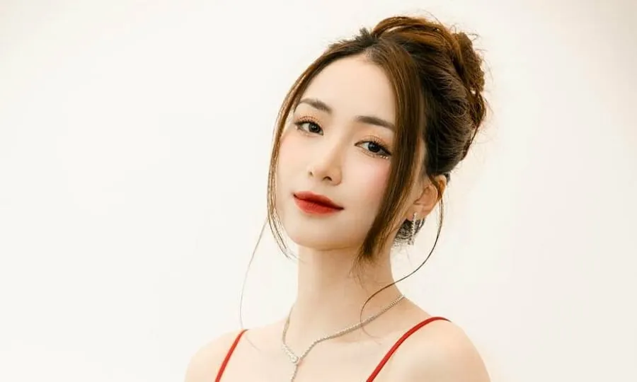 Hòa Minzy lên tiếng về việc nhận nuôi bé gái ở Làng Nủ