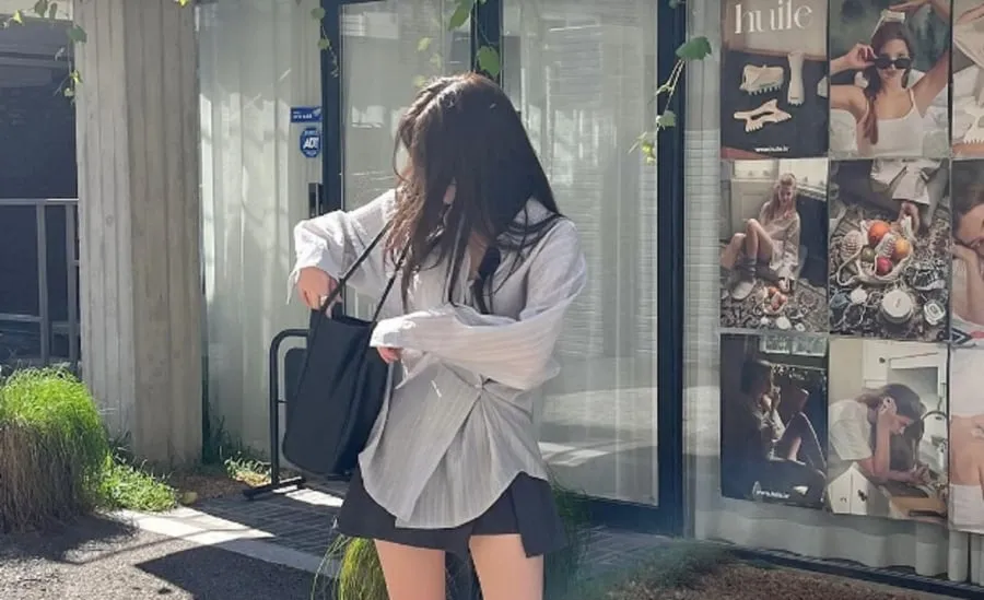 Kết hợp sơ mi dài tay với chân váy ngắn và boots cao cổ. Bộ ba này sẽ mang đến cho bạn vẻ ngoài năng động và đầy sức sống.