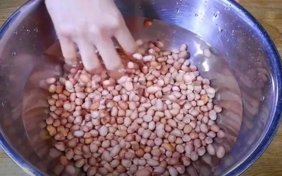Lạc mua về nên rửa sạch trước khi đem rang. Làm như vậy, lạc rang sẽ giòn lâu hơn.