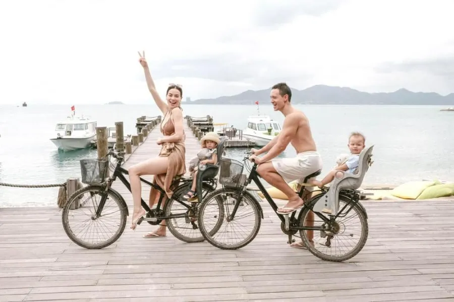 hai-con-ho-ngoc-ha-nhi-nho-tren-xe-dap-quay-banh-khu-nghi-duong-78a77833