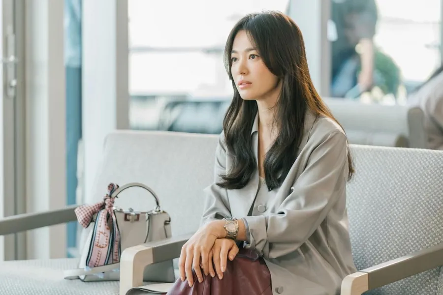 dien-xuat-nhat-nhoa-nhung-nhung-mau-ao-khoac-cua-song-hye-kyo-van-nhanh-chong-boc-hoi-khoi-ke-619e2e314b557-1639801902-532-width1080height720
