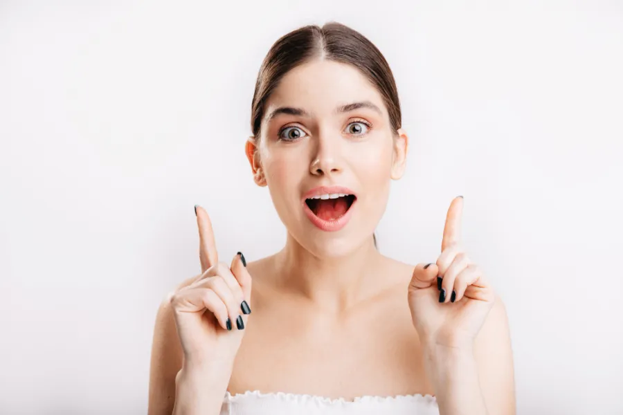 snapshot-girl-without-makeup-white-wall-brunette-with-green-eyes-has-cool-idea