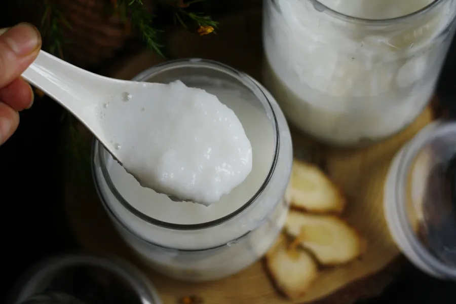 Vài ngày, bạn cần cho mẻ ăn một ít cơm nguội hoặc bún thừa.
