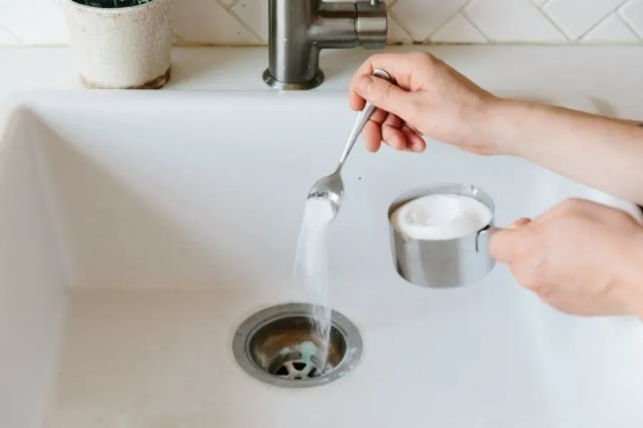 Nước sôi là một phương pháp hiệu quả để xử lý cống bị nghẹt và thường được áp dụng để giải quyết tình trạng tắc nghẽn chậu rửa bát do dầu mỡ và rác thực phẩm.