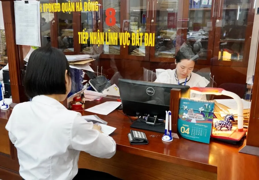 Nhà nước thu hồi giấy chứng nhận quyền sử dụng đất, quyền sở hữu tài sản gắn liền với đất (sổ đỏ) đã cấp cho người dân.