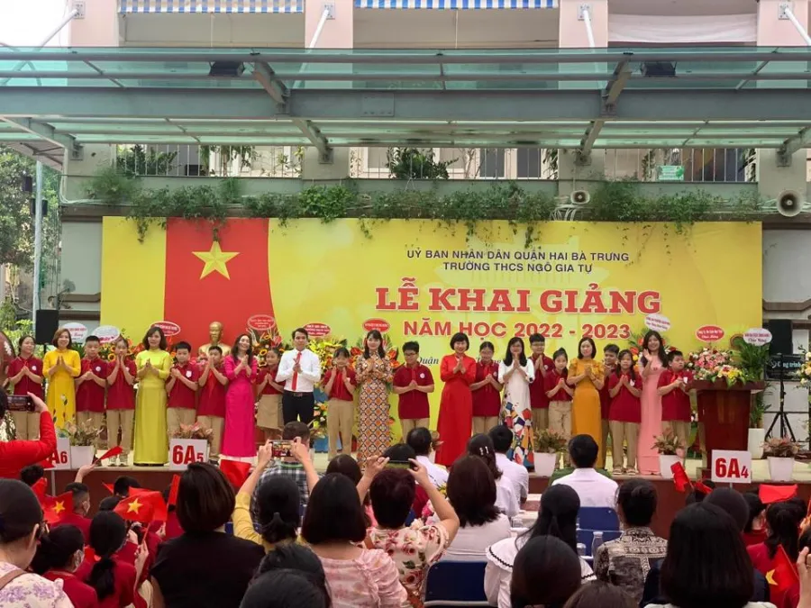 Trường THCS Ngô Gia Tự, quận Hai Bà Trưng: Mỗi cô chủ nhiệm lớp 6 dẫn 2 bạn lên chào hỏi các thầy cô giáo và học sinh. Ảnh: Thùy Linh