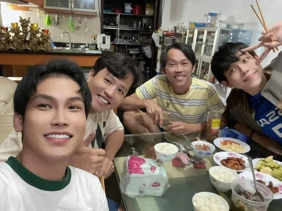 hoai-linh-hiem-hoi-lo-dien-giau-co-van-giu-nguyen-loi-song-dam-bac-0c40fbe6
