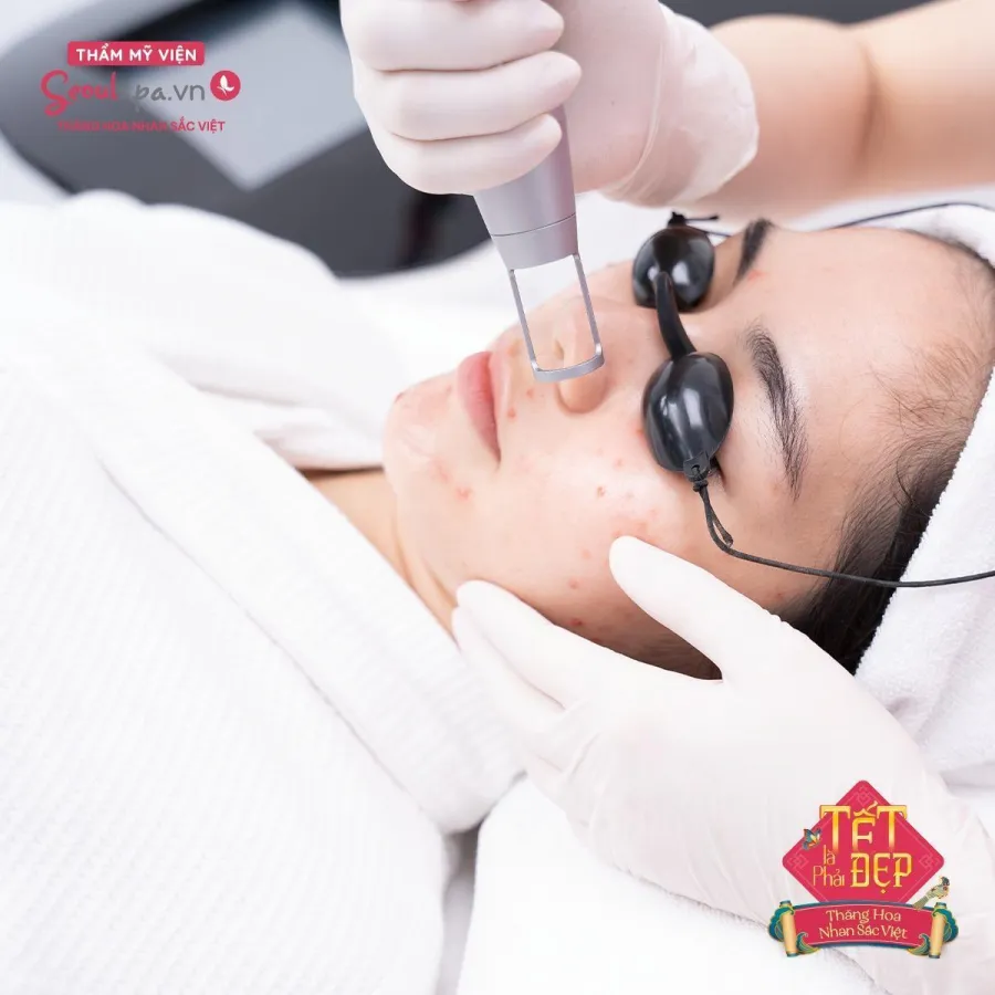 Từng bước trong quy trình điều trị mụn đều được bác sĩ thực hiện chuẩn Y Khoa