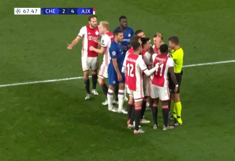 Toàn cảnh về tình huống 2 thẻ đỏ + 1 quả penalty ở trận Chelsea - Ajax - Bóng Đá