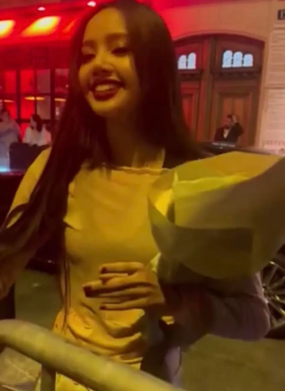 lisa-tu-choi-ky-tang-kh-thay0anh-rose (9)