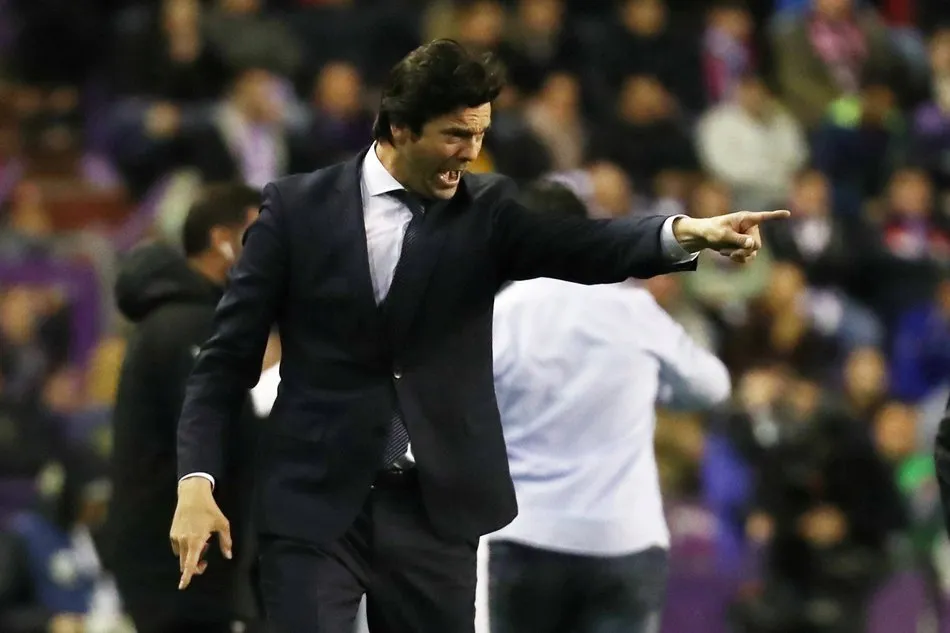 Ảnh Mourinho đá bóng cùng con trai - Bóng Đá