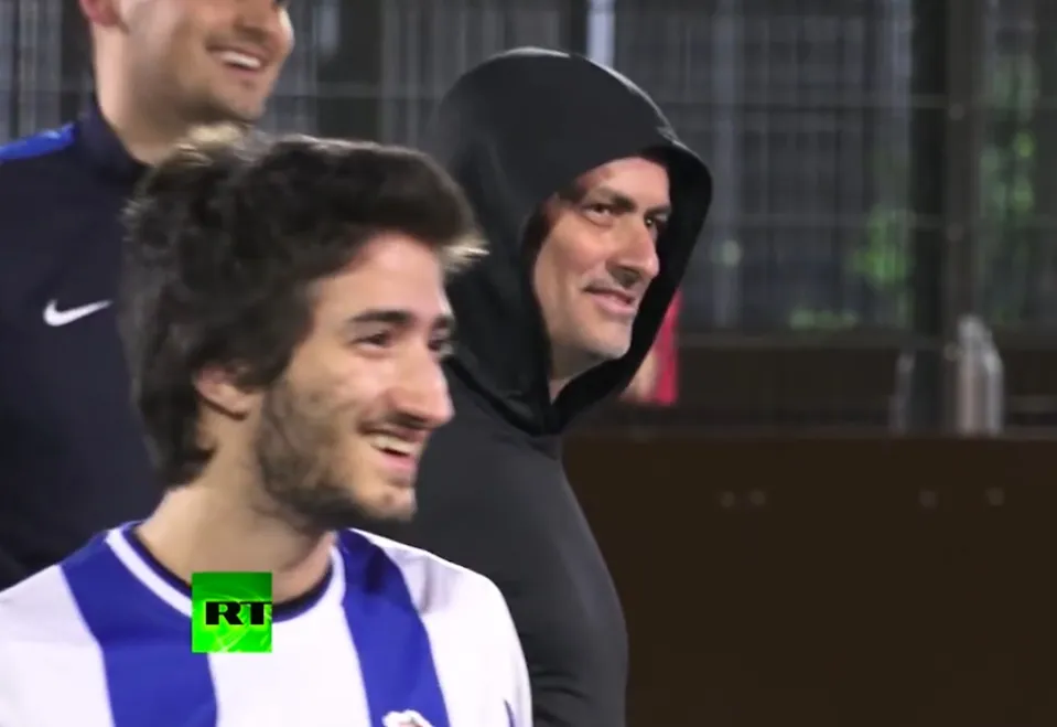 Ảnh Mourinho đá bóng cùng con trai - Bóng Đá