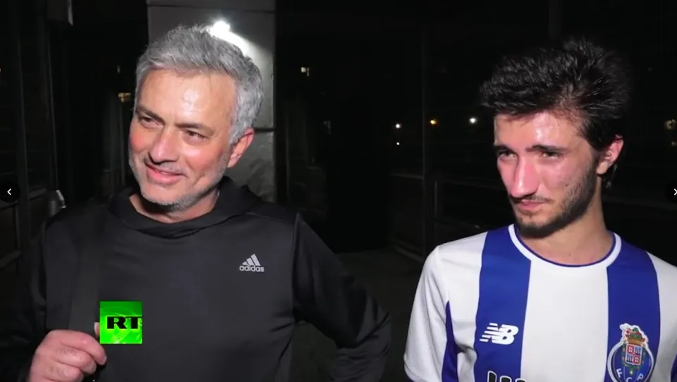 Ảnh Mourinho đá bóng cùng con trai - Bóng Đá