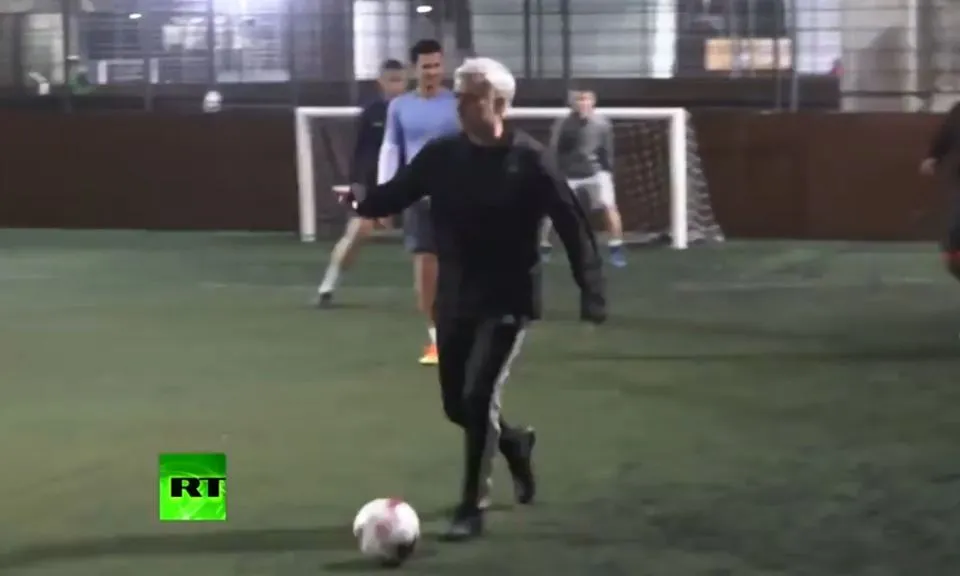 Ảnh Mourinho đá bóng cùng con trai - Bóng Đá
