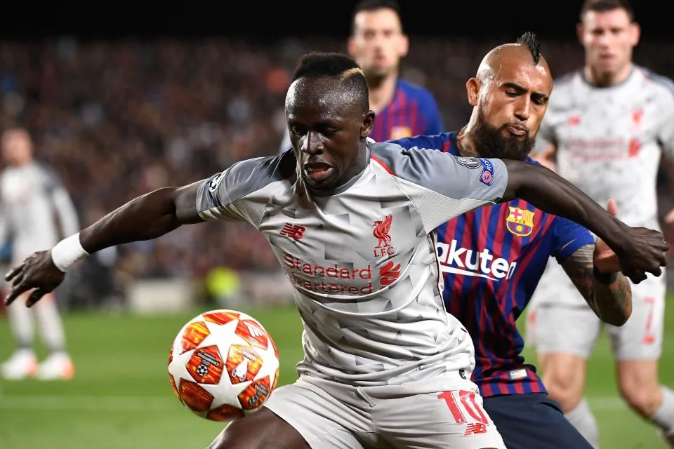 HANDBAGS AT DAWN More than 5,000 Barcelona fans sign petition to have Sadio Mane BANNED after ‘slapping’ Arturo Vidal - Bóng Đá