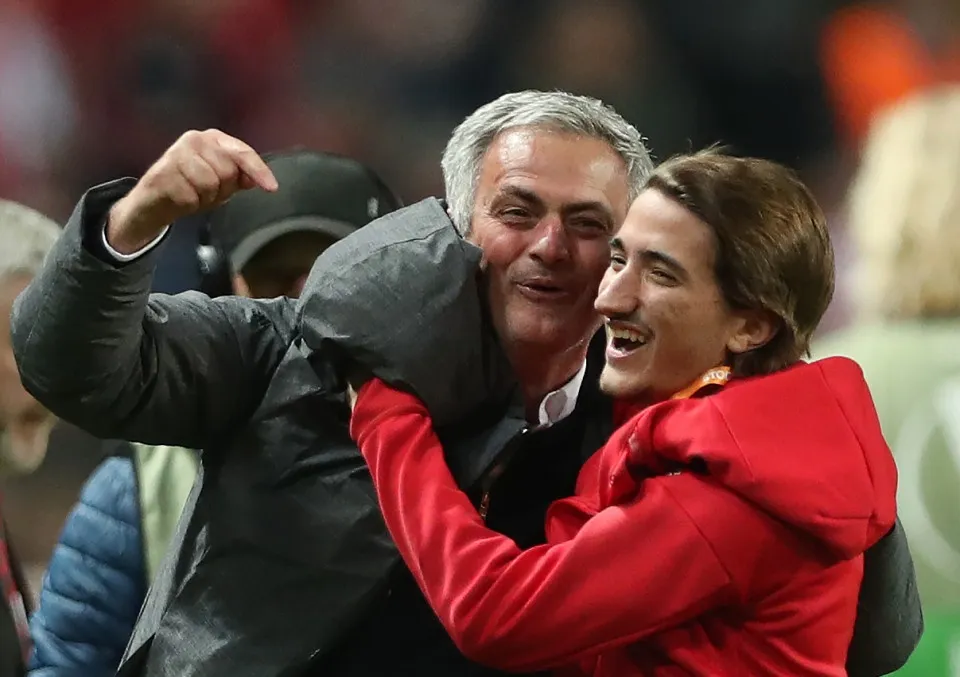 Ảnh Mourinho đá bóng cùng con trai - Bóng Đá