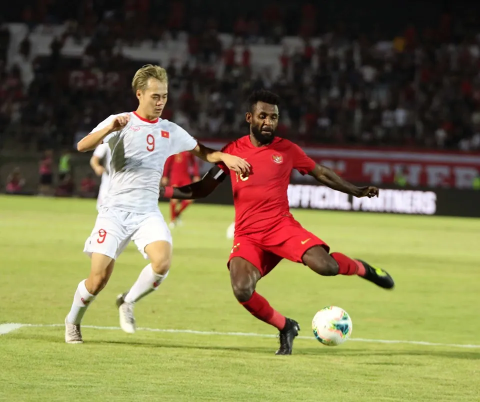 Indonesia fans shout “Simon Out” after FIFA World Cup Qualifiers defeat to Vietnam - Bóng Đá