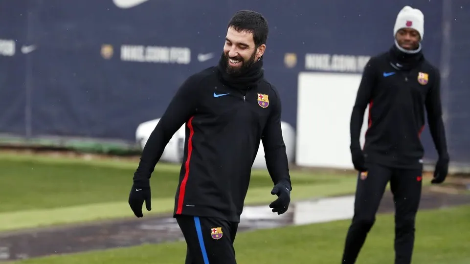 CHÍNH THỨC: Barcelona chia tay cầu thủ đầu tiên trong mùa Đông - Bóng Đá