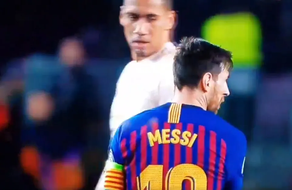 Messi không thèm bắt tay Smalling - Bóng Đá