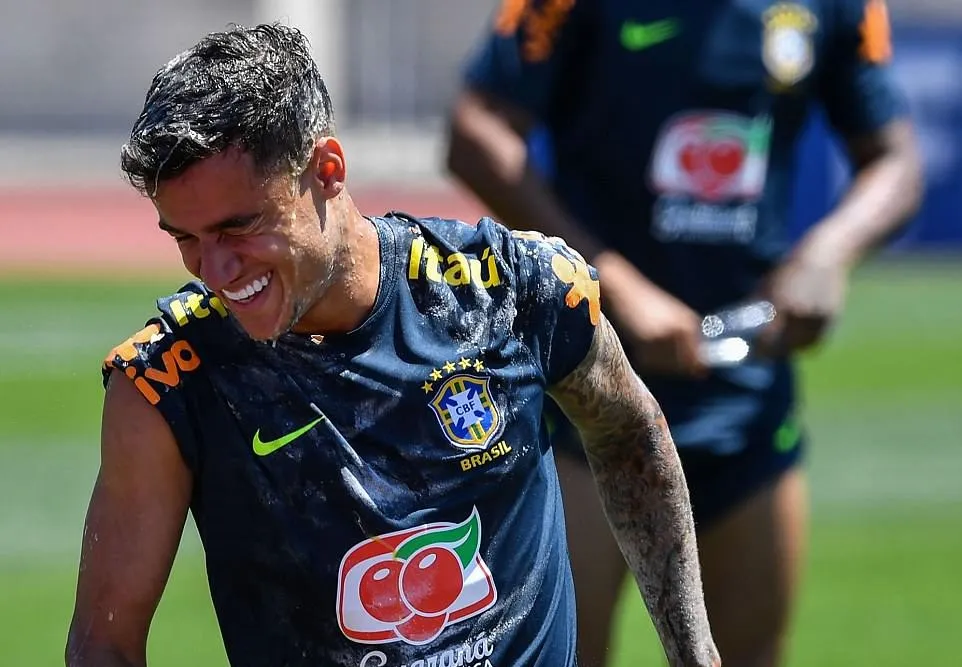 Coutinho bị chọi trứng, ném bột tới tấp trên sân tập Brazil - Bóng Đá