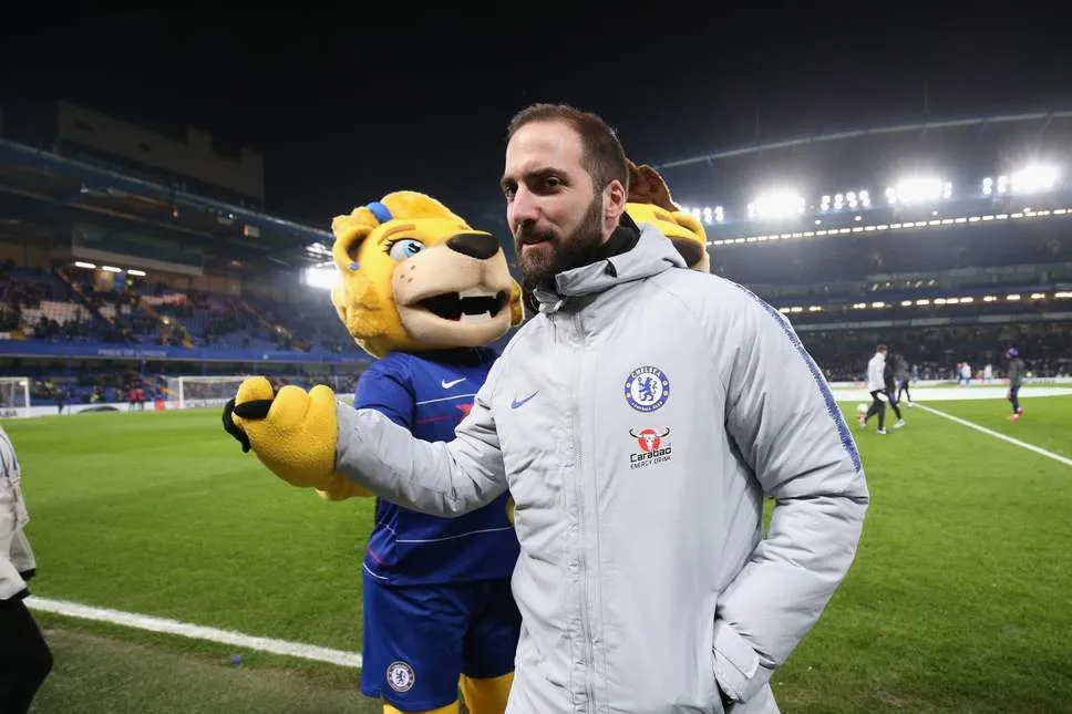 Hazard mượn Higuain 'đá xéo; đồng đội - Bóng Đá