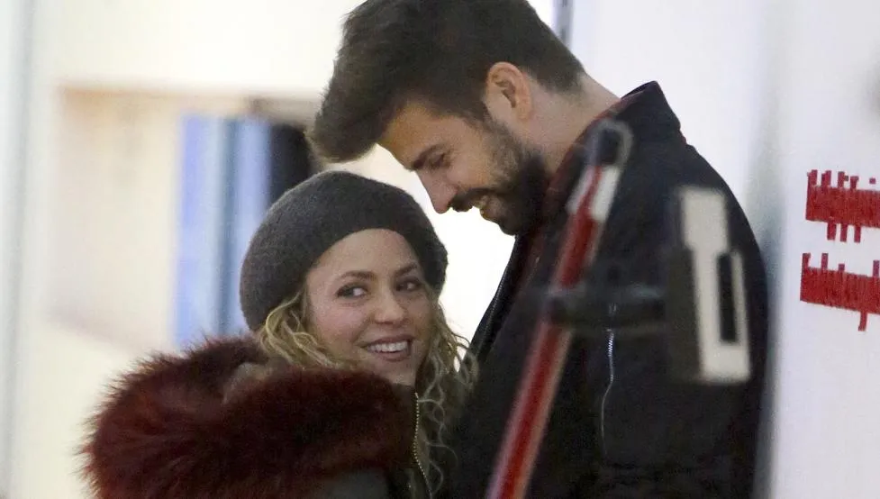 Pique - Shakira diện đồ đôi như 'vợ chồng son'  - Bóng Đá